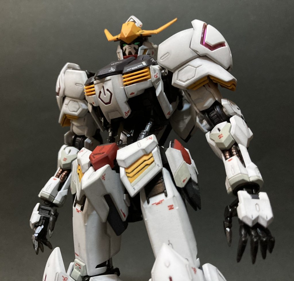 斜め下からのアオリ。こうすると巨大感が出て好きです。