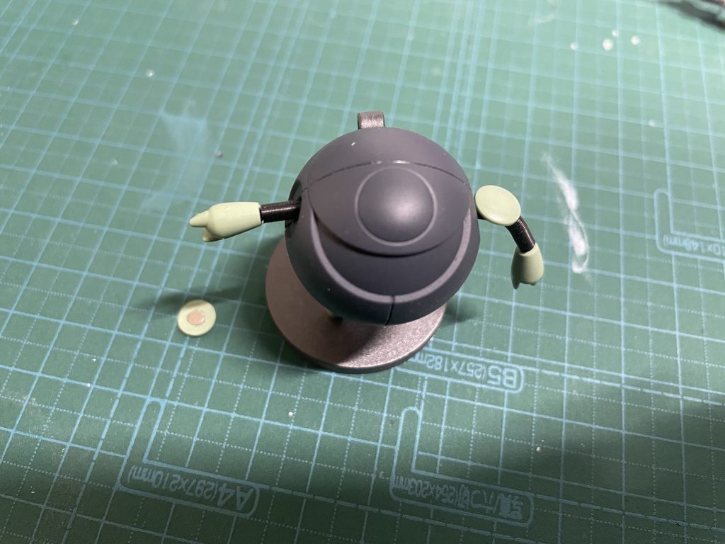 リード線を仕込んだところです、肩パッド裏にはこのように磁石を埋め込んでいるので説明したようにくっついていろんな角度で動かせます!