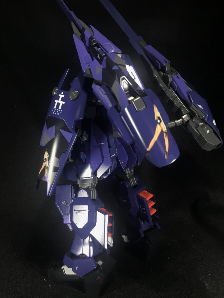 斜め後ろショットです。飛行機のノーズコーンアートのバニーガールを使用しています。