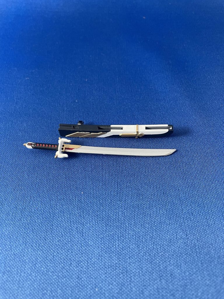 わかりにくいですが剣は先を少し尖らせてます。塗装が剥がれそうで怖いので持たせるのはやめました。