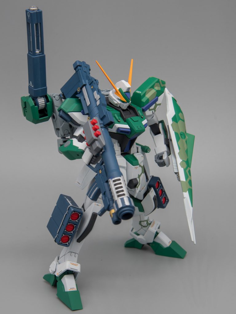 武装はフルアーマーユニコーンやジェスタキャノンから拝借しています。背中への接続には鉄血のガンダムフレームを使っているんですが、写真撮り忘れてました…