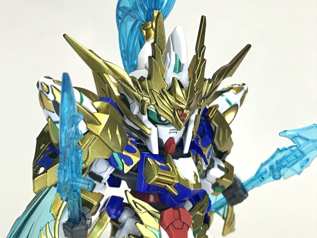 白と青のパーツは成形色仕上げで、塗装がはみ出た部分を削りながら地道に塗っています