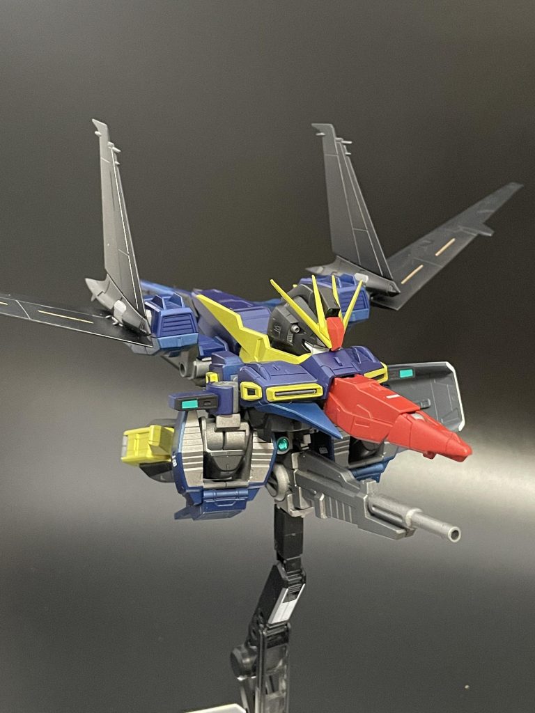 リントヴルムアタッカー手首以外は差し替え無しで変形。意外と分離・変形が複雑で塗装ハゲが怖いです...ライフルセンサーはUVレジンでレンズを作っています。 