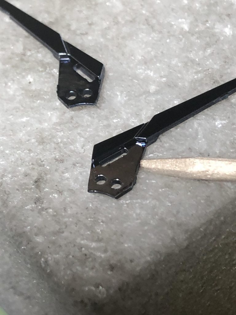 ゲート跡のリタッチは部品の見えなくなる場所を溶剤で溶かして筆に含ませてちまちま塗ってあります。