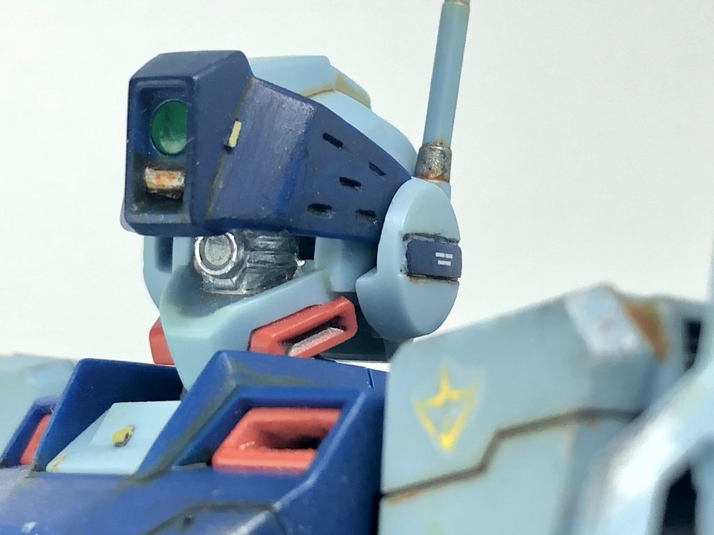 薄いブルーは全て成形色のままです。耳はMGを参考に形状変更、レンズ部分は上からクリアパーツで隠れますがレジン液を乗せて固めています。レンズなので。