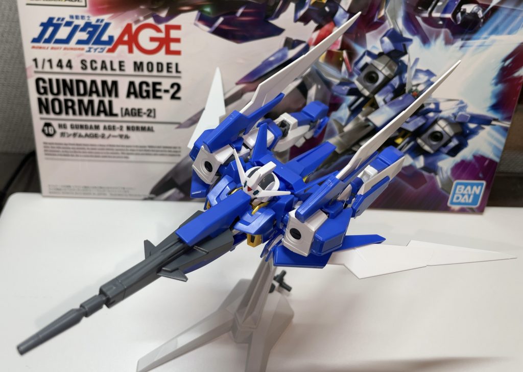 ウイングの角度を変えるだけで印象が変わるのがAGE-2ノーマルの面白いところ。個人的には一番飛びそうなこのシルエットがお気に入りです。