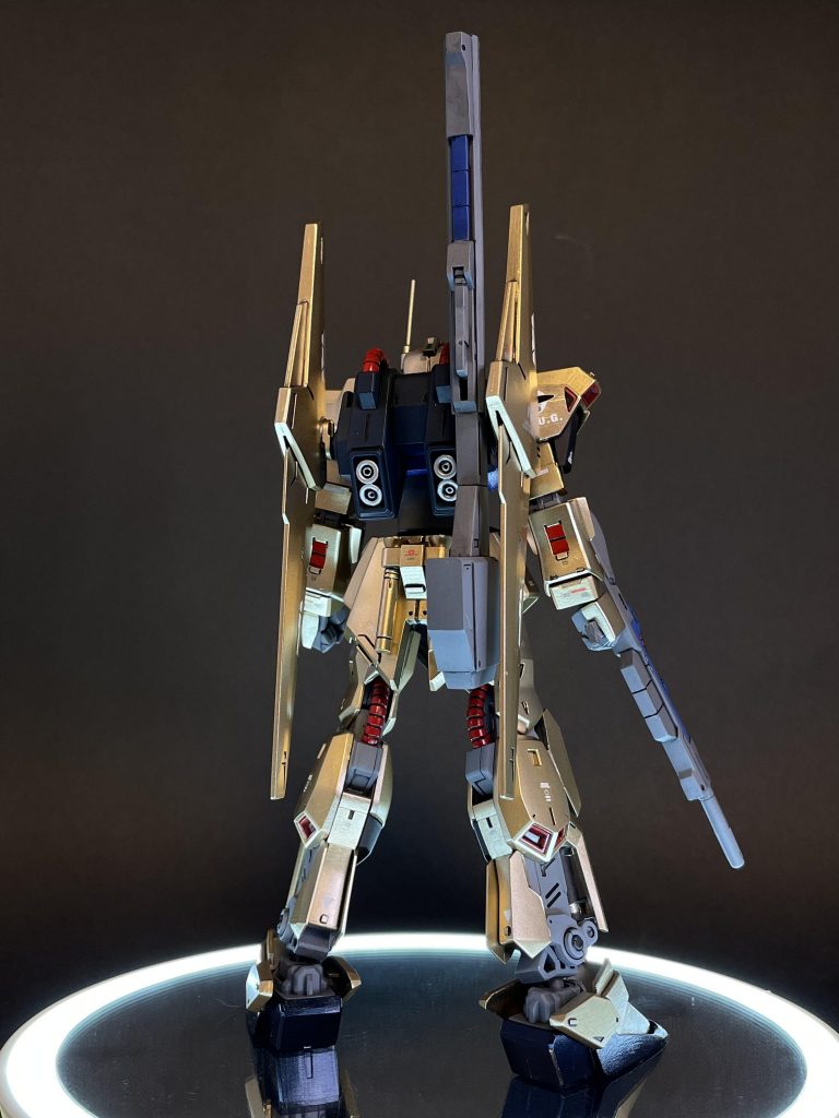 背面ですよバックパックのバーニアが丸タイプですが、最終的には、角タイプに変更しました。はい、撮影忘れました…。いつかまたこの百式をアップすることがあったら、綺麗に再撮影してご披露します(適当感)。