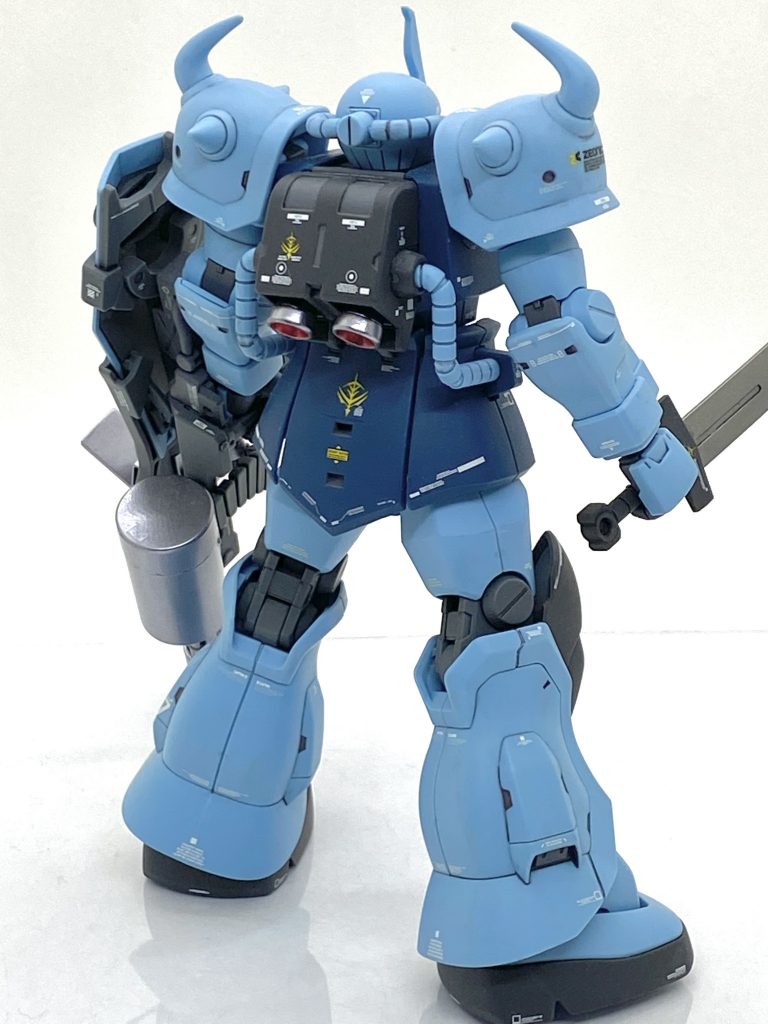 グフカスタムもそれほど大きい合わせ目は少なく、しかも成型色は水色なので白化しにくいから成型色仕上げに最適な機体の一つです。ディテールもそこそこありますから、そこを差し色のグレーをいれますとディテールが引き立ちます。ディテール近辺にデカールを貼ると更に精密感が増し、今回はメタリック部もデカールを貼り引き締めました。