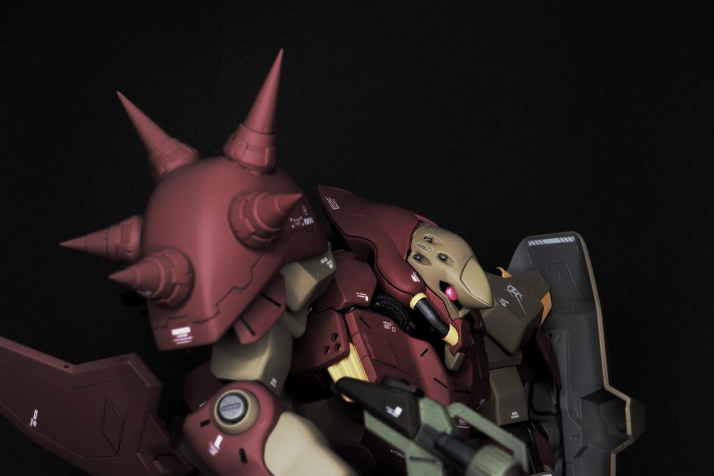 モノアイをウェーブのHアイズ1クリアを蛍光ピンクに塗装して装着。