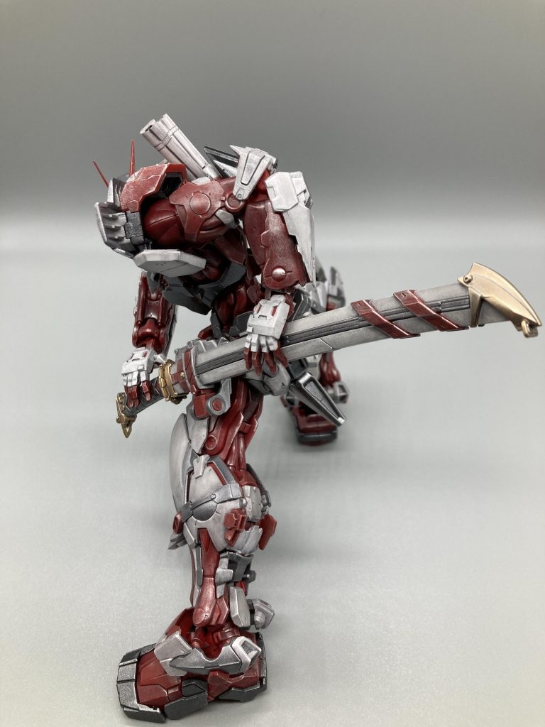 アストレイ、結構後ろ姿が好きだったりします。脚部のフォルムが人と機械の融合(?)みたいな感じでイイですね。