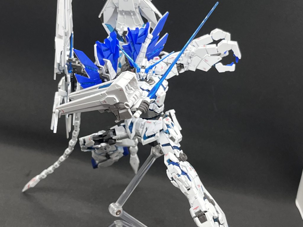 ビームサーベルで。お背中が重いので自立が難しい上に浮かせるとくるんくるんしちゃうので軸は太らせる方がいいかも。