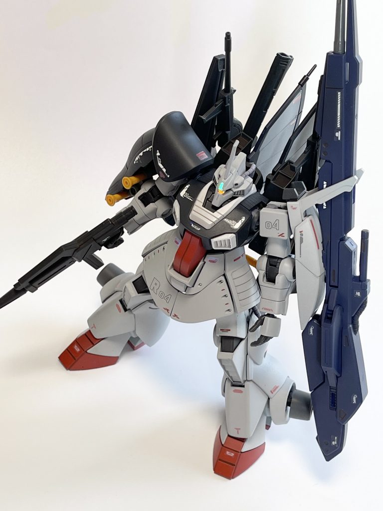 左肩部追加装甲は旧HGUCゼータから。右肩同等のシールド化すると同時にハイパーメガランチャー用の固定ジョイントも兼ねる。この辺もリックディジェのアイデアを真似ていますプラモだとハイメガの接続方法悩むんですよね