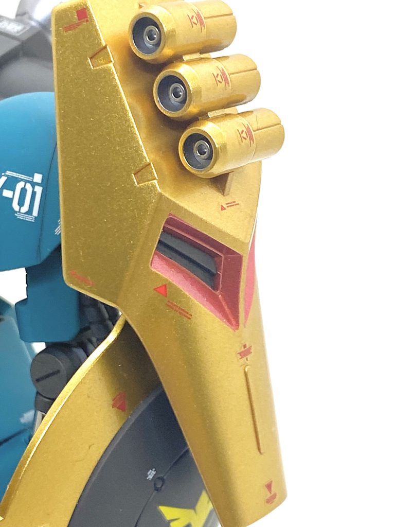 ショルダー・シールドは埃が付いてしまい、2000番の神ヤスで削った後に再度ゴールドを吹いたのですが全く同じ色合いになりました。