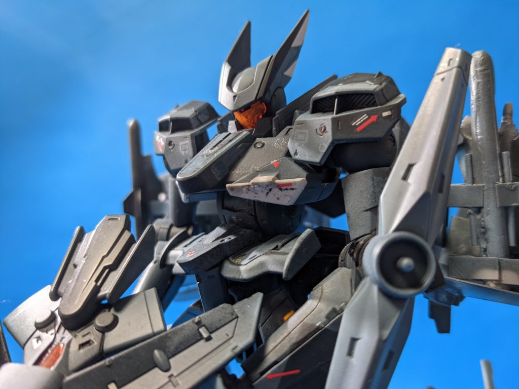 所属は三沢基地の302飛行隊なので尾翼と頭部に「段だら染め」を施しています。胸部が汚いのは自作デカールが変形中に歪んだため。そしてよくみるとコックピットに亀裂が(-_-;)一番荷重が掛かる箇所なのにこの細さ。撮影中の変形で