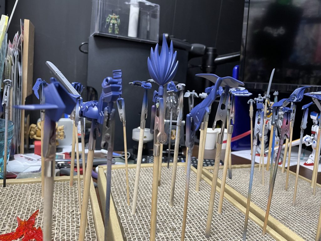 ティターンズブルー2ベースで塗ってからマスキングやら。セオリーとは少し違うと思います。