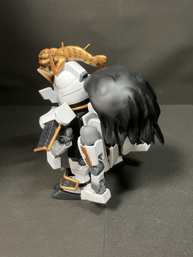 背面フル装備です。実際に戦国武者が使用していた母衣と呼ばれる布製の背負いものを装着しています。ケンタウロス形態の際に元の足を隠せる様にしています。