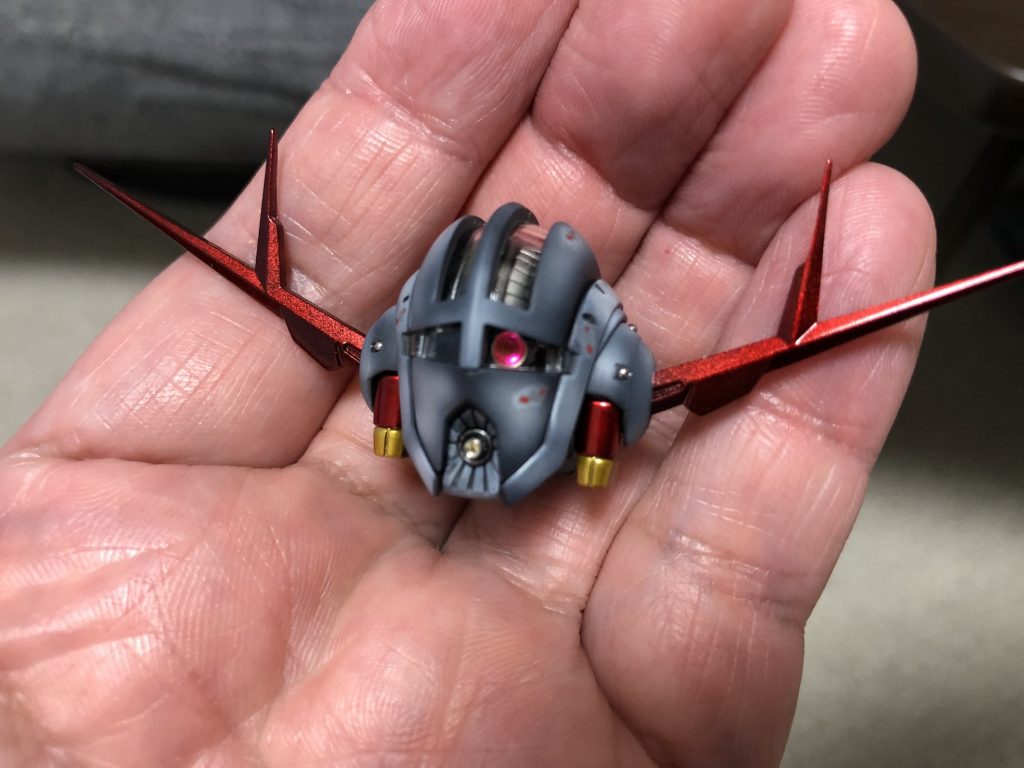 頭部。キャンディー塗装、艶消し、メタルパーツ、蛍光ピンクを塗装したモノアイ✨内部フレームも塗り分けています。口と両脇にもメタルパーツを埋めてdetail up。凄く小さいパーツで大変でしたがずっと見ていられる満足感✨最新のRGの凄さを体感しました。これは間違いのないキットです😁長々と失礼しました。最後まで読んで頂きありがとうございました🙇♂️