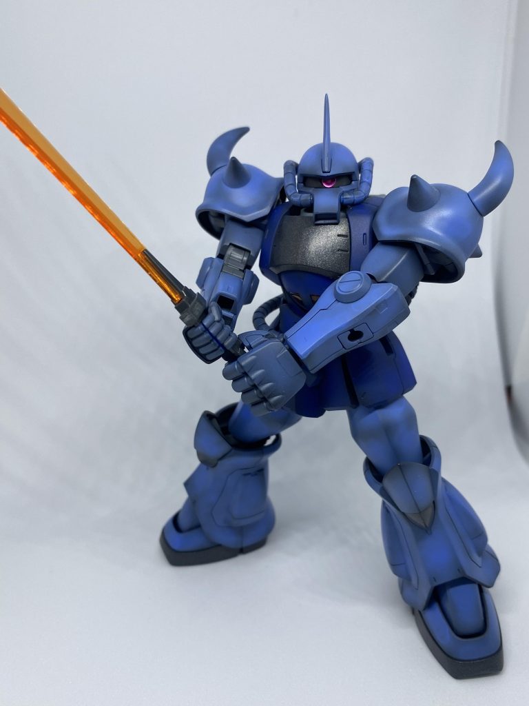 ヒートサーベル両手持ち。黒サフ吹いてグラデーションしました。一年戦争は使い古した感じがよく似合いますね。
