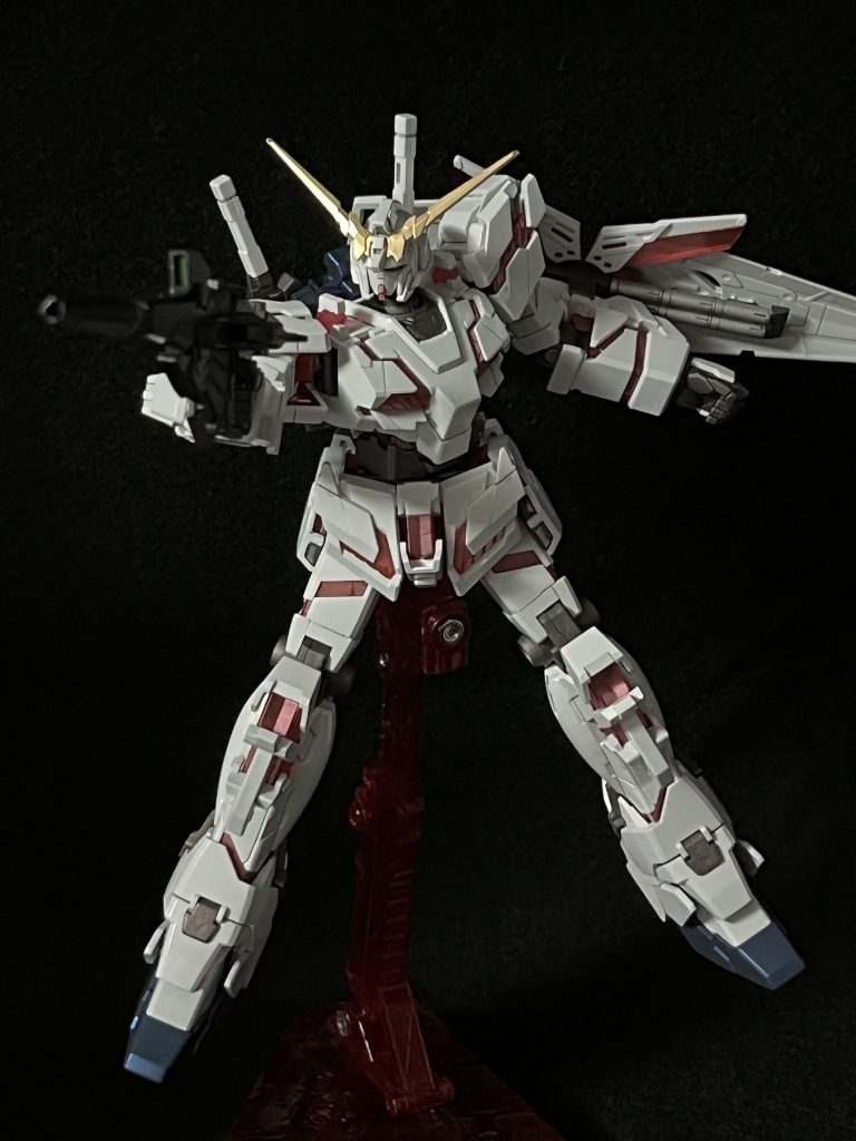 ポーズ②マグナム両手持ちをさせたかったのですが、触っている内に銃持ち手をポキッとやってしまい断念。