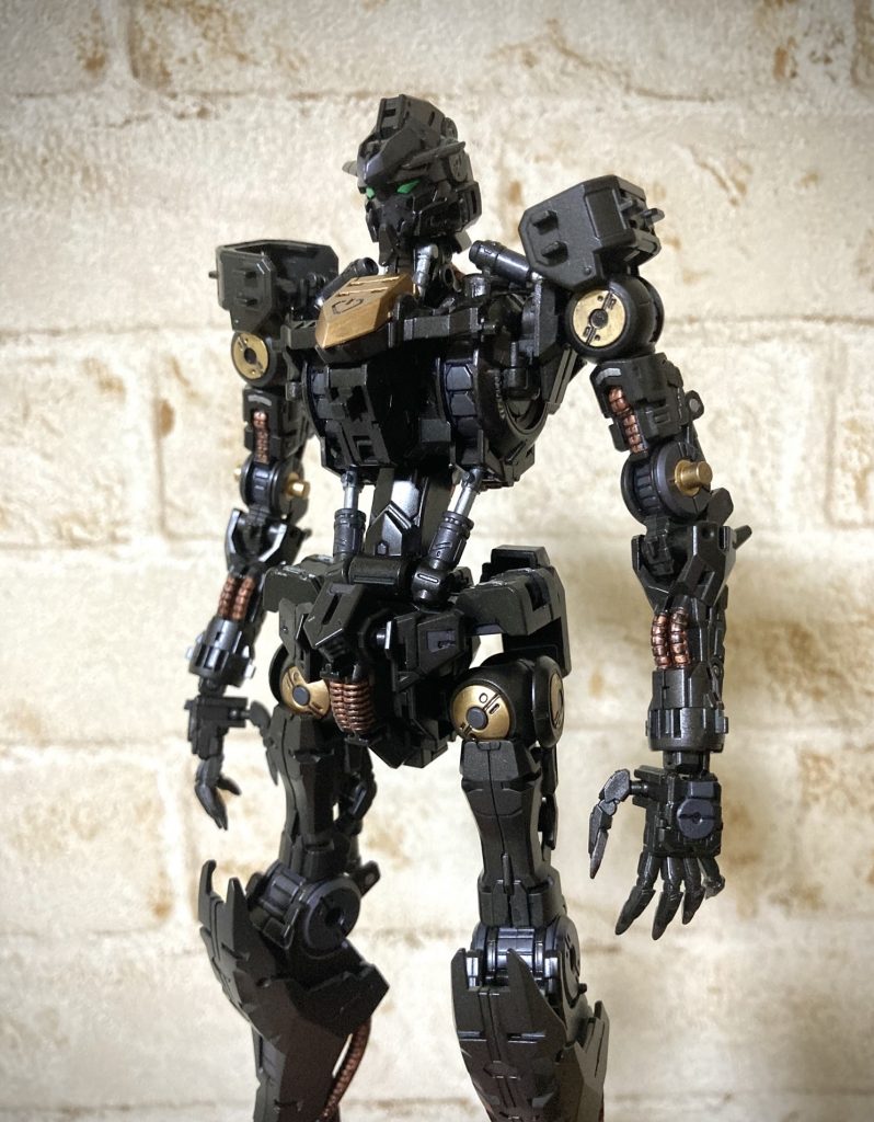 フレーム状態フロント。要所要所をアイアン、ゴールド、シルバーで塗り分け。ツヤによる陰影が好き！