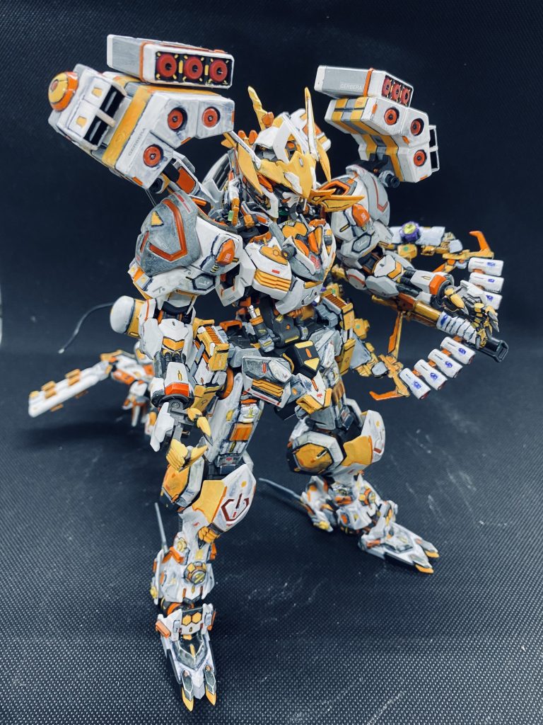 フルアーマー化を目指し銃火器を装備。Horizonでサンダージョーと戦う時はまず、邪魔な遠距離装備を本体から切断するところから。尻尾と同様にバルバトスのシルエットがかなり代わったので満足しています。