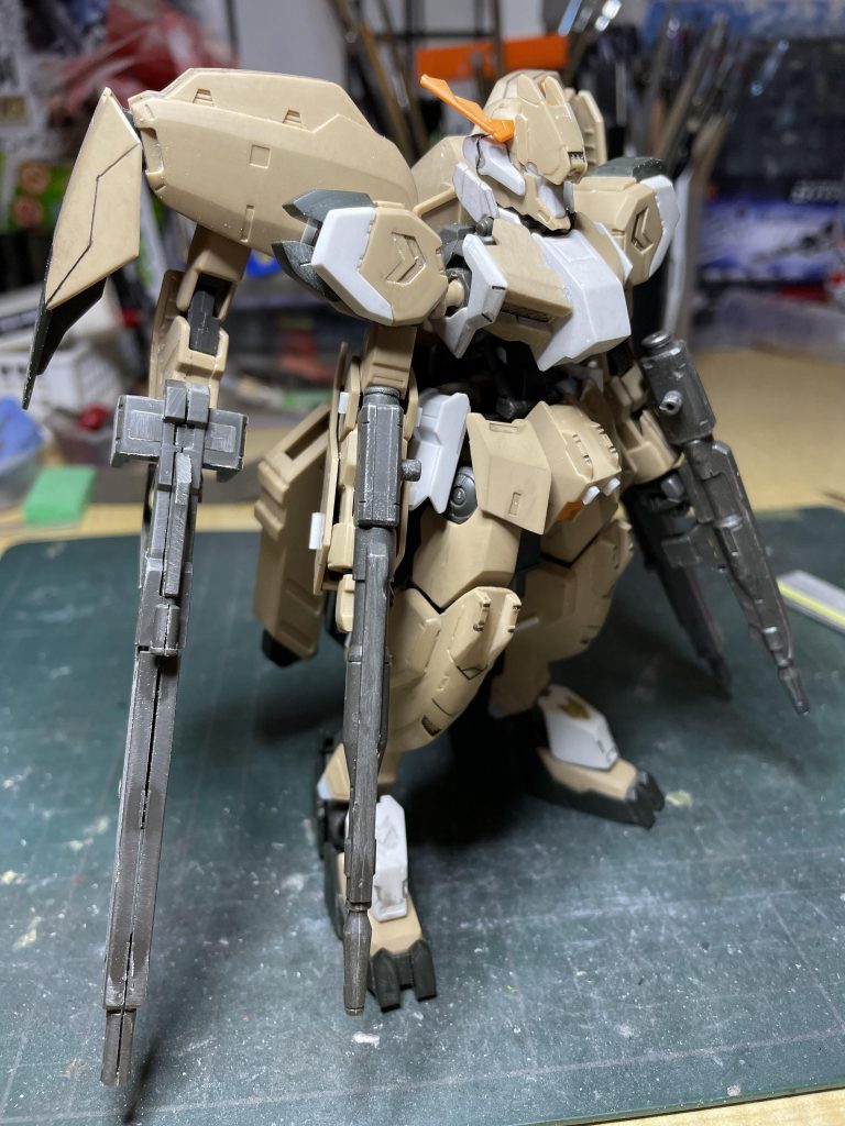 外装の脛パーツの下側にプラ板で延長加工、スジボリを追加し細工作業を終えて仮組みした状態。