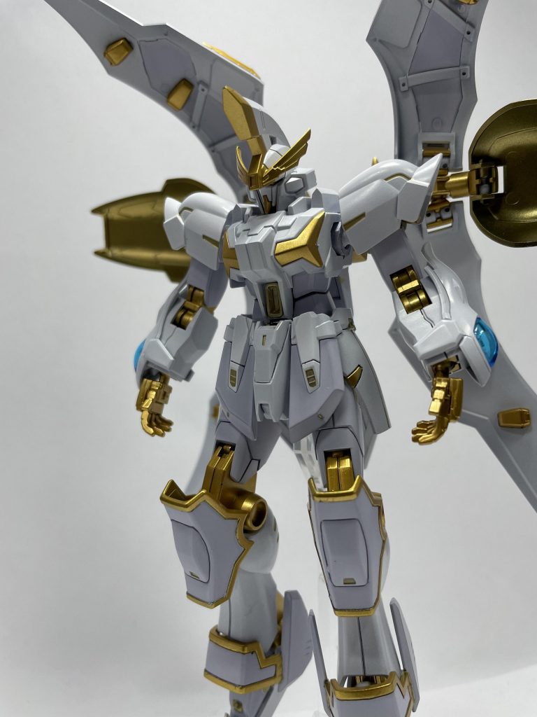 素組みの段階でデジモンでいうところのエンジェモン的なイメージが出来上がっていたので、縁の部分を金色に色分けしたらよりカッコイイ感じになると思い、塗り分けてみました。