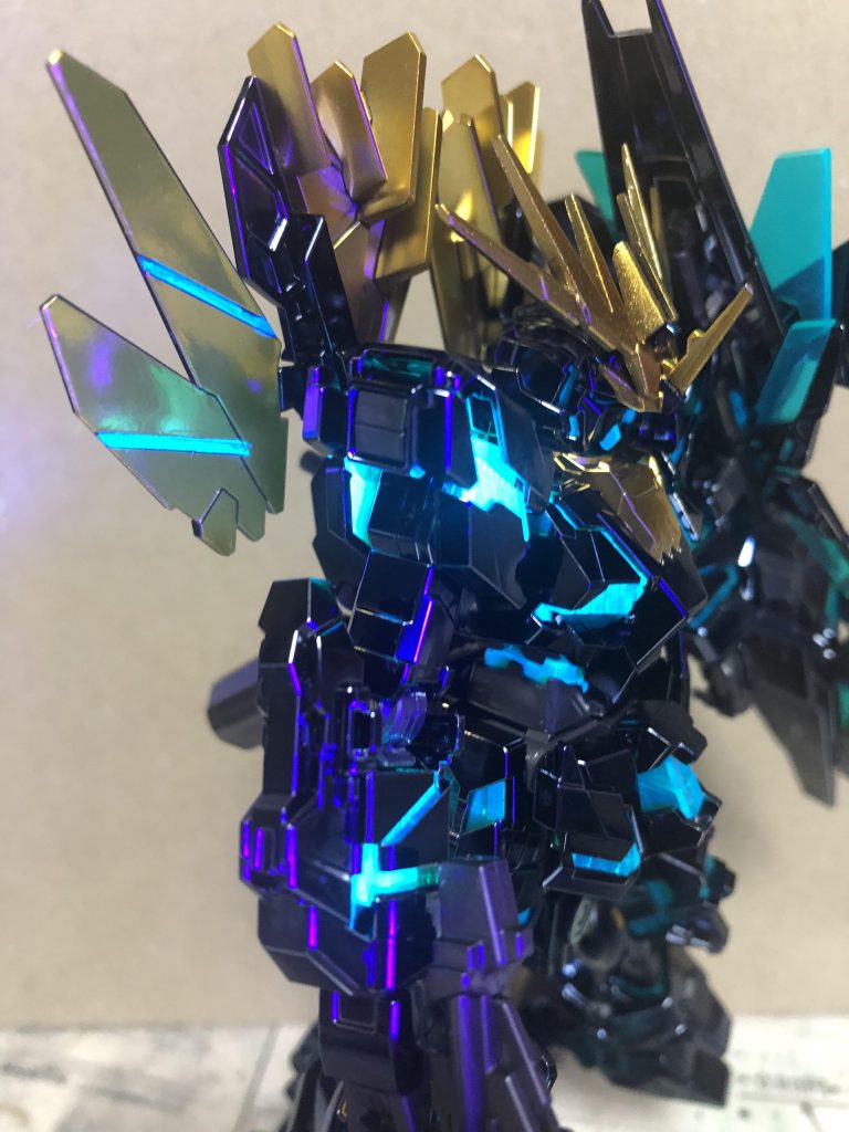 アームドアーマーXCは付属のシールでの色の再現ですが緑のラインのみガイア蛍光クリアで塗装してブラックライトに反応するようにしてます。