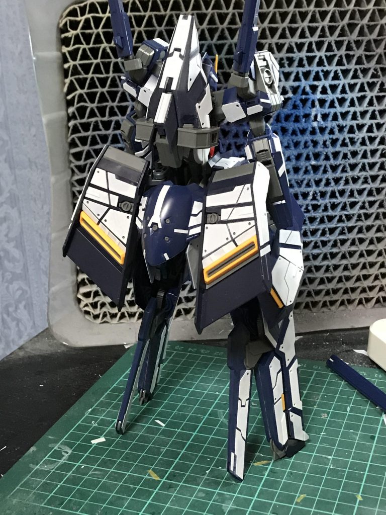 背面です、各部ピンバイスで穴を開けてリベットモールドを追加してます