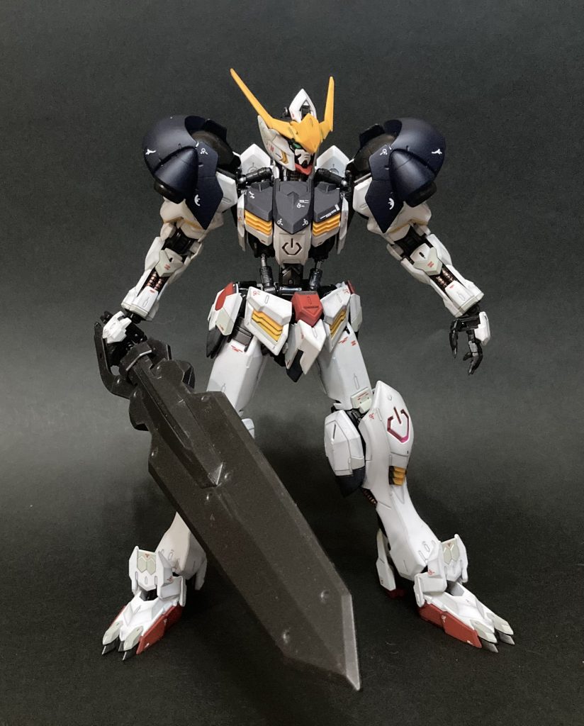 いつものちょい足しをＭＧでも。肩にヘルムヴィーゲリンカーの肩装甲を追加。スラスター部の内側にはＭＧガンダムのバーニアを入れてディテールを増しています。（撮影してないｗ）