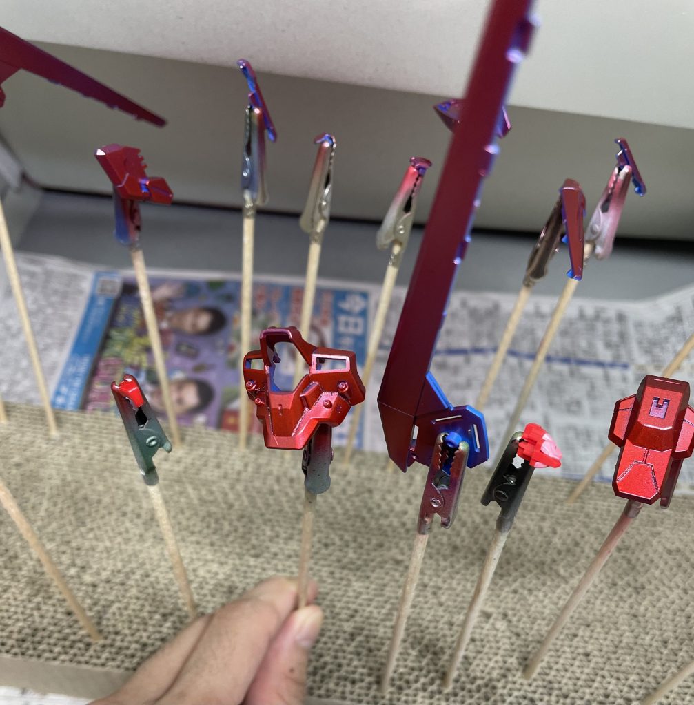 コマンドクアンタ デザイン迷彩の練習バルバタウロス 自作テイルの作成と来てさぁ、なんの練習しようか？と思い偽光沢の練習的な事（実験的な）やったれいって事で メタルレッドの上にクリアーレッド塗ったらどーなるんだろ？ってなりやってみました。塗料の消費が大きいですねGXメタルヘッドを塗装後クリアーレッドを塗装   2層ぐらい