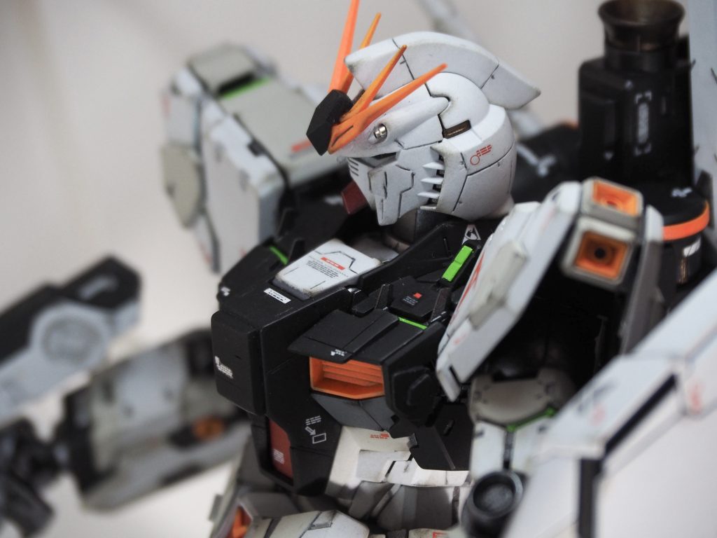 胴を少し長く、胸部にはプラ板でディテールアップ。顔は、顎をやや上に、額を下げ、中央に寄せました。頭部にもスジボリ施してます。金属のバルカンがワンポイント。