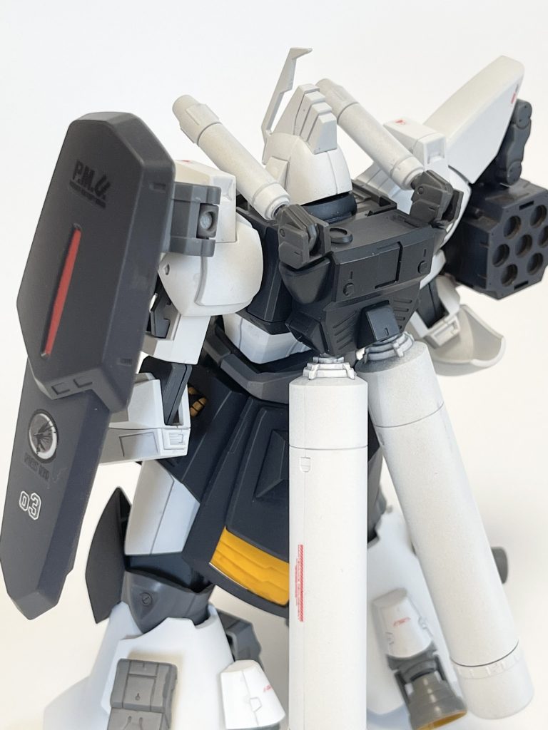 キャノンを倒して横後ろからのビューはなんとなくマドロックやGMキャノンⅡを彷彿させますね。重武装重装甲化、スラスター増加したので継戦時間も気になるのでプロペラントタンクを追加。ゲルググの血が入ってるので似合いますね。