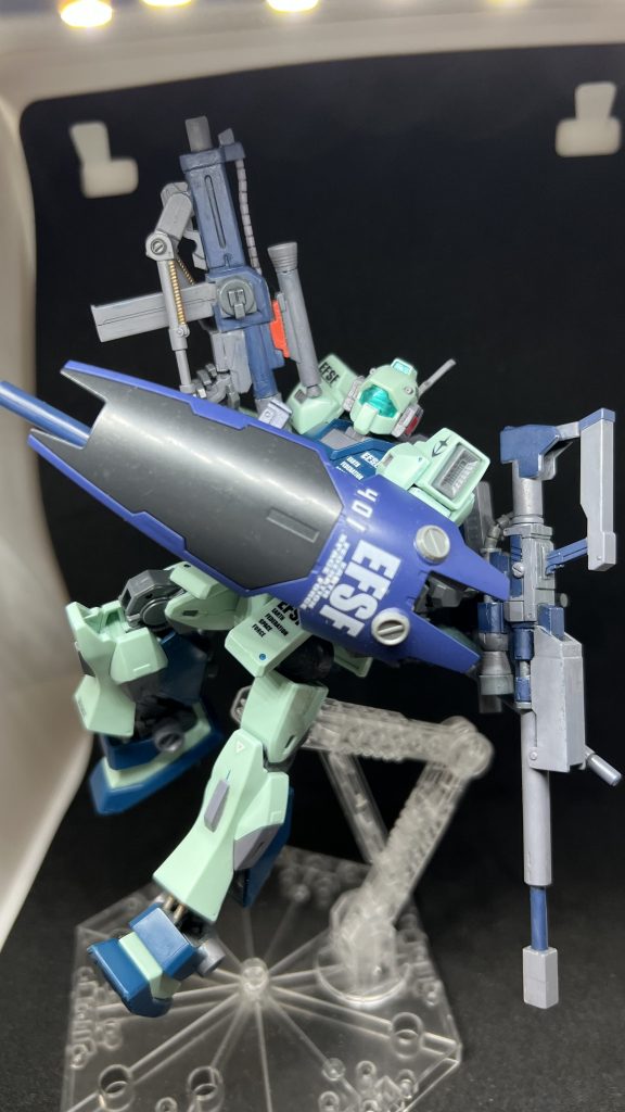 ここからは動かしながら新調した兵装の紹介をしていきますメインウェポン「ビームアサルトライフル」こちらは中・遠距離をメインとしており、通常状態は3点バースト、単発、フルオートを選択可能な射撃兵装になります銃口やマガジン、スコープ、ハンドグリップ、ストックなどなど中身部以外ほぼ交換しており、大変ご立派なりました両サイドにはヘイズルのシールド接続部をセットしているため、ウェポンラックへの接続が可能になっています
