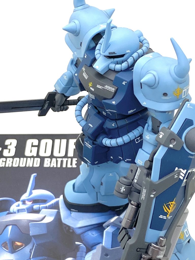 最後は説明書と。最近、ツイッター上で成型色仕上げなのにどうしてここまで作れるのですか?とか自分の作品を見てオーラを感じて、自分が塗装しているのはなんなのだ?とか驚愕されて大変嬉しい言葉を貰い、恐縮してしまいます。自分の作品の生命線はいかに合わせ目の誤魔化すかとデカール、僅かな細かい所の塗装と仕上げのつや消しを丁寧に吹くだけの誰でも真似出来る物で合わせ目の誤魔化しはある程度デカールで何とかなりますし、成型色での塗装の修正はシンナー付けて綿棒で吹くだけですから大変容易で成型色仕上げだからこその事もあります。このグフカスタムこそ成型色仕上げに適しているキットで塗装はシールド周りと腕関節ぐらいですから、これだけデカールを貼りましても10日ほどで出来てしまい、このおかげで一月で三体ぐらい作れるようになりました。成型色仕上げに抵抗ある方もまだまだいると思いますが・・・丁寧に表面処理をして足らない所を塗装してつや消しを吹けば上手くすれば全塗装にも負けない作品が出来ると思いますので塗装が大変な大型機体には特に有効ですから、これを見て成型色仕上げをやってみようと思ってくれますと嬉しく思い、締めくくらせて頂きます。ご覧して頂きありがとうございました。