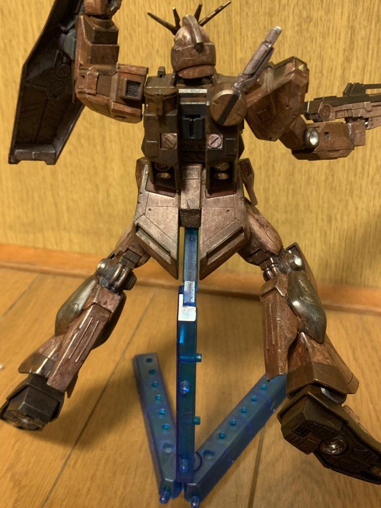 後ろからの写真です。この馬鹿みたいな汚れの原因はアクリルガッシュを使ってウォッシングをしたからです。大人しくウェザリングカラーを使った方がいいです。そもそもダメージとか汚しとか欲張らず普通に作ればマシになってるなと思ってます。