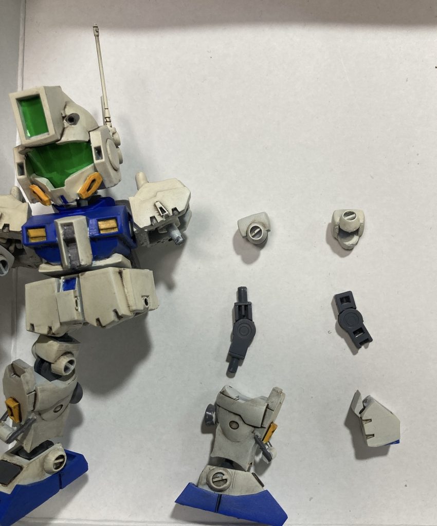 3Dプリンタ出力品はレジン製なのですが、レジンは硬くて脆いので動かす用途にはむきません。そこで、ボールデンボールアームズの関節パーツ用の穴を各所に設けて、関節パーツとして仕事をするように設計してます。