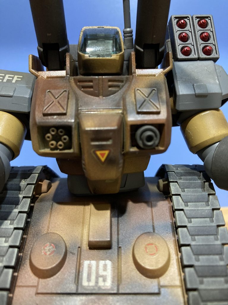 胸部は陸戦型ガンダムの様にガトリングガンのようなものとマルチランチャーのようなものイメージでディテールアップ