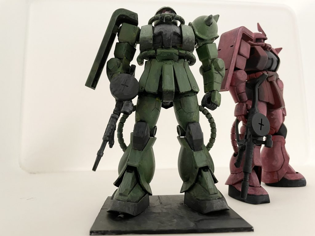 シャアザクとセットで、元々稼働はあまりよくないキットなので、転倒防止にスタンドに貼り付けてます。