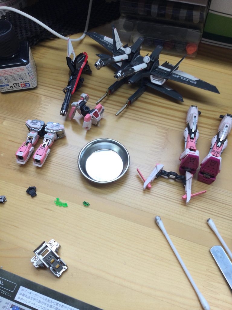 大分、形が見えてきましたw それにしても、RGは部品が多いですよね‼︎    それも細かいのが…w