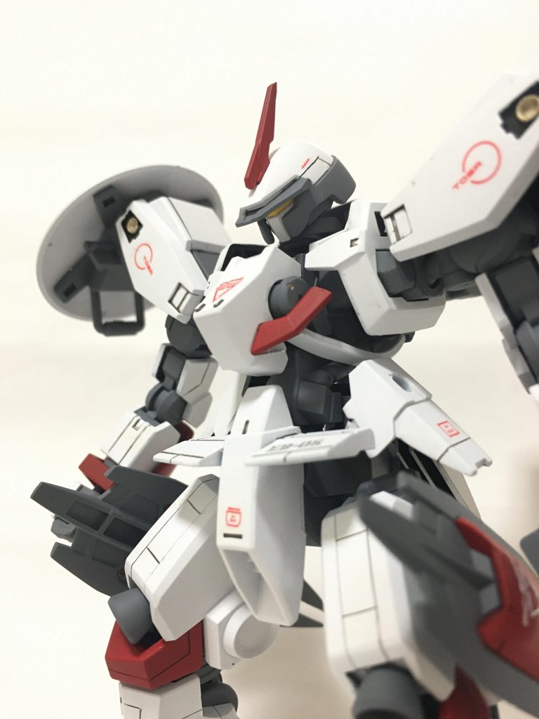 太ももの合わせ目をパネルラインに見せるような工作にチャレンジしてみたのですが、思いの外うまく行ったので他のキットでも試してみたいと思います。