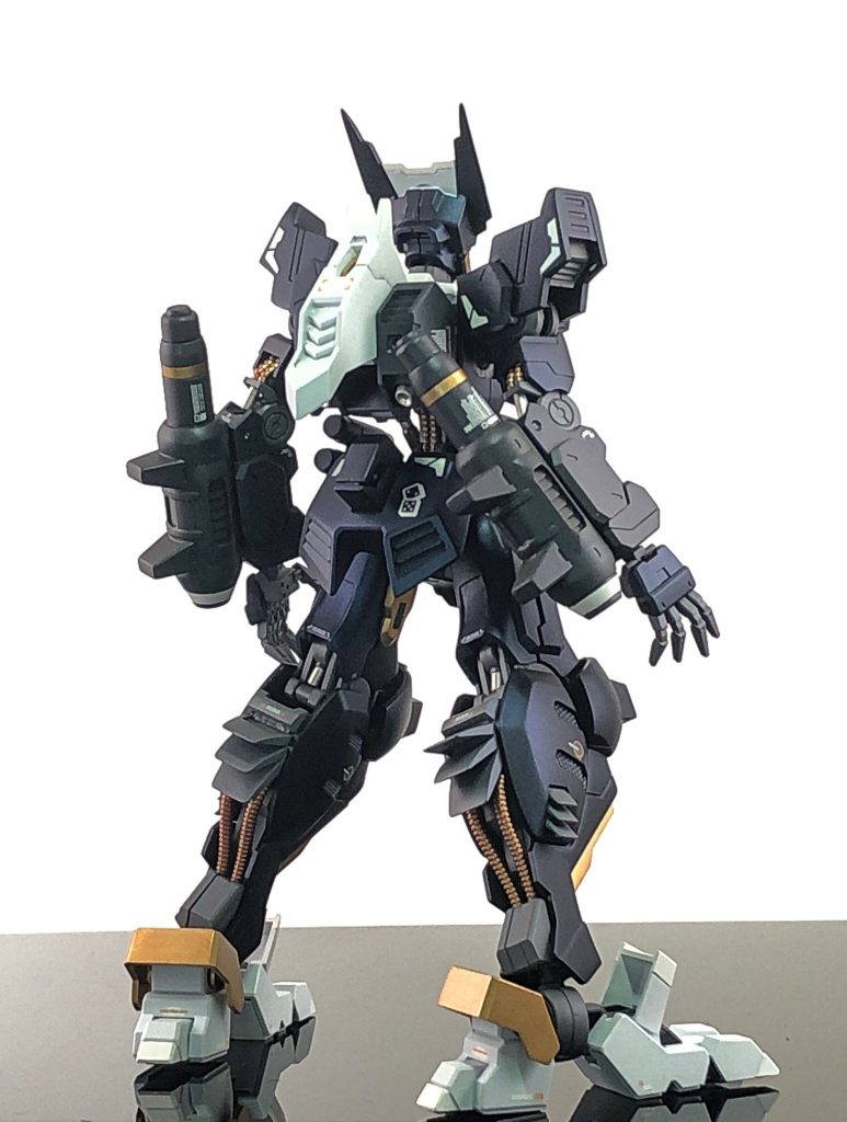 工作点として、・胸部、太もも、肩関節の延長・首パーツを30MMのパーツに、ハンドパーツをメイレスビャクチのものに変更・アンテナのシャープ化・首元のシリンダーを真鍮パイプとプラ棒で製作を行っています。