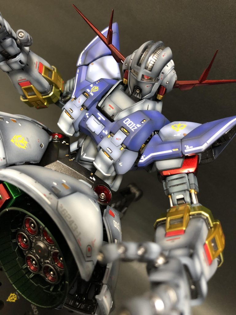 各所メタルパーツを接着しました🙋♂️頭部、腰部、スカート、指のアポジモーター。モノアイはハイキューパーツとHアイズの定番加工です😁腕のシリンダー等も単色にならないように塗り分け、デカールは公式の専用デカールが手に入りましたので塗布しました🙋♂️