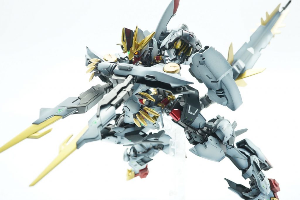 アームブレード両肘に内蔵されたブレード、展開ギミックにより前方に突き出す刺突武装としても扱える