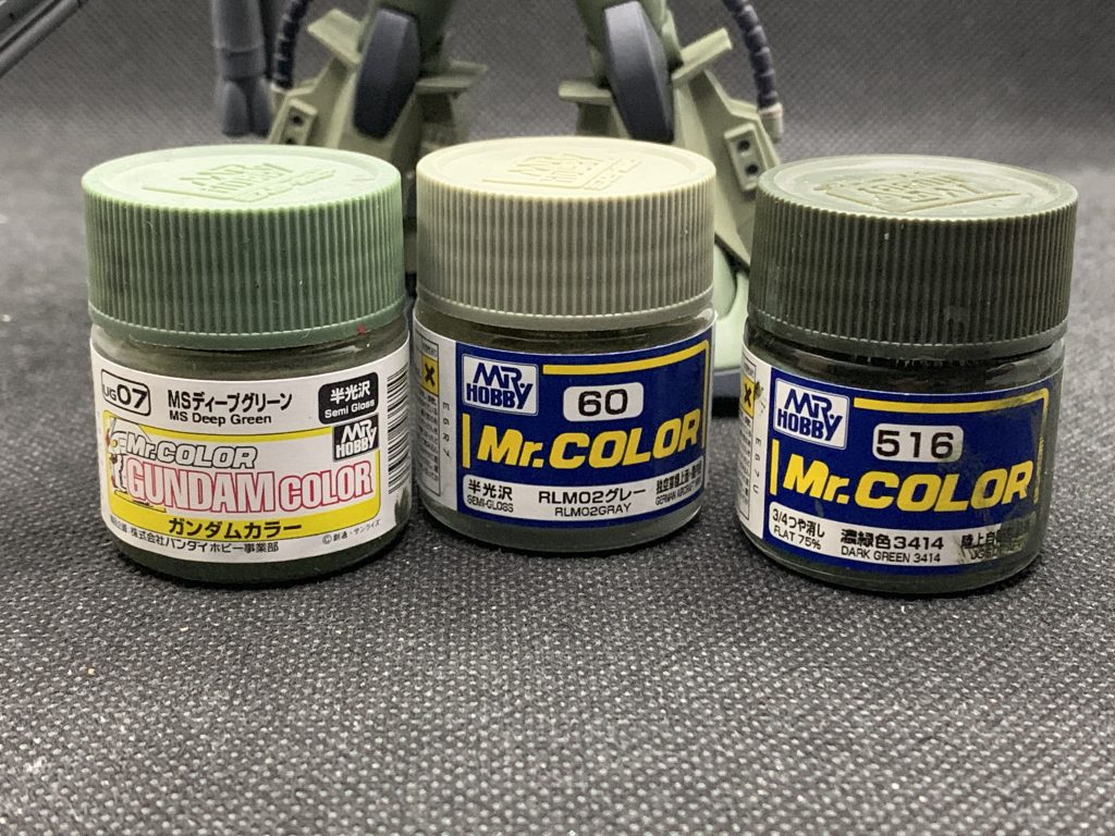 使用した塗料。この辺を調合したので二度と同じ色には出来ません。関節部や武器は毎度おなじみメカサフで塗装。