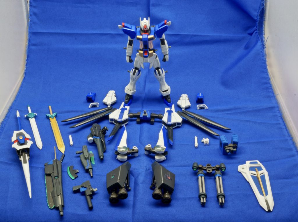 そして、今回ご紹介した新武装ディサイシヴを追加して、フルウェポンでのスタティックディスプレイをするとこうなりました。通常装備とオプション装備、さらには記念武器と、大量に武器作ってますね…。武器が多いからスタティックディスプレイをするのか、スタティックディスプレイをしたいから武器を増やすのか…。答えは後者なわけですが、種類的ダブりがないように気を付けているつもりです… オプション武器に関する投稿はこちらをご覧ください!