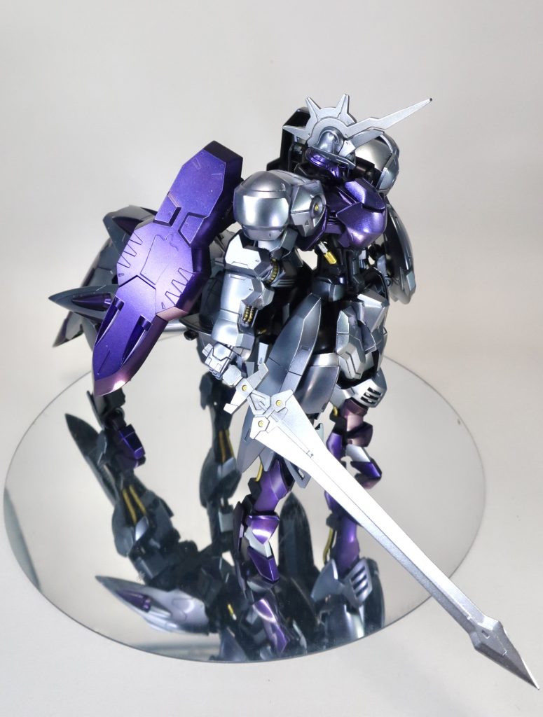 銀色の部分は黒下地からのパールシルバー→クリスタルカラーのアメジストパープル、ルビーレッド、サファイアブルー。紫はアメジストパープル、ルビーレッド。クリスタルカラーをランダムに吹き重ねることで面白い色合いになりました