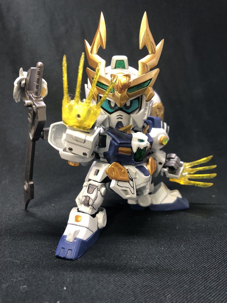 武装④「雷爪(らいそう)」弩虎の力を借りることで、手甲に爪型の雷エネルギーを形成する「雷爪」が使用可能に。虎暁の拳術と非常に相性が良く、戦闘中に最も多く使用する武装でもある。材料は秀吉頑駄無のクリアパーツをカットしたもので、爪の形になるよう100均UVレジンで固め、クリアイエローで塗装しています。