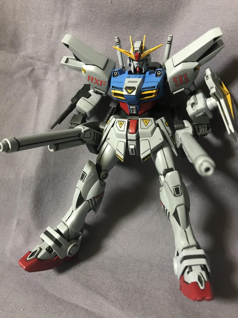 ヴェスバーもギリギリ握れます！もうちょっとカッコよく抱えるように持ちたかったのですが…