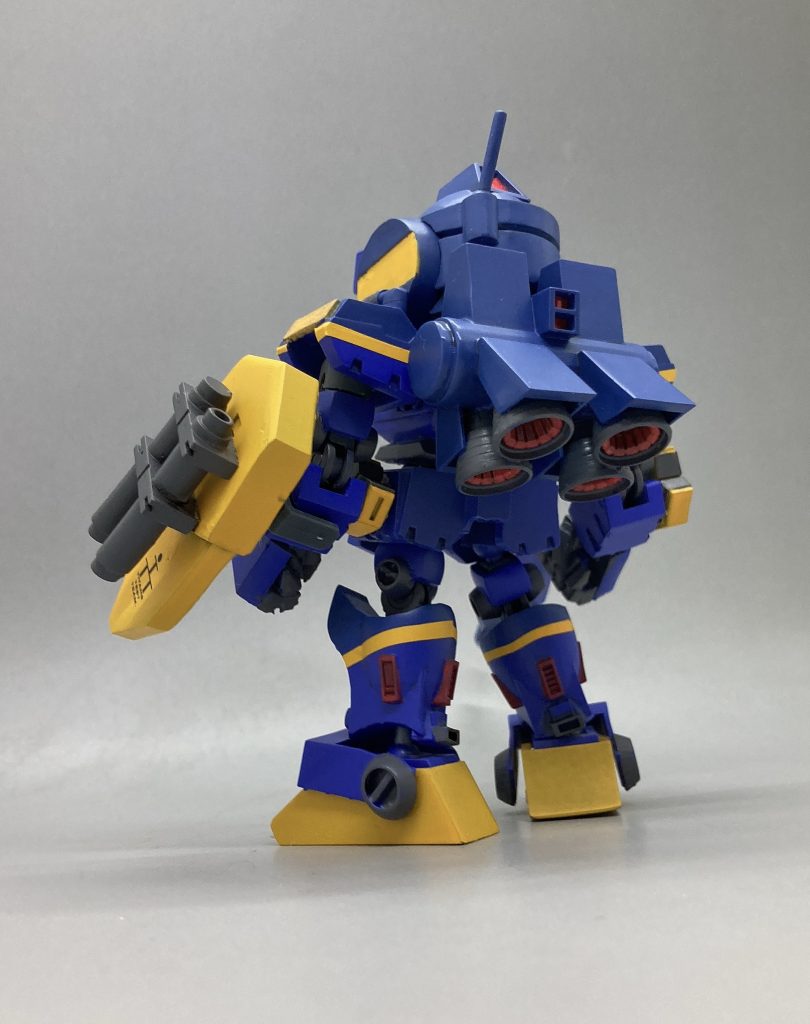 後ろから。関節やバーニアノズルなど、バンダイ製のパーツを各所に用いています。